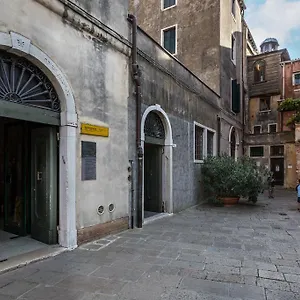 Apartment Palazzina Canal, Venice